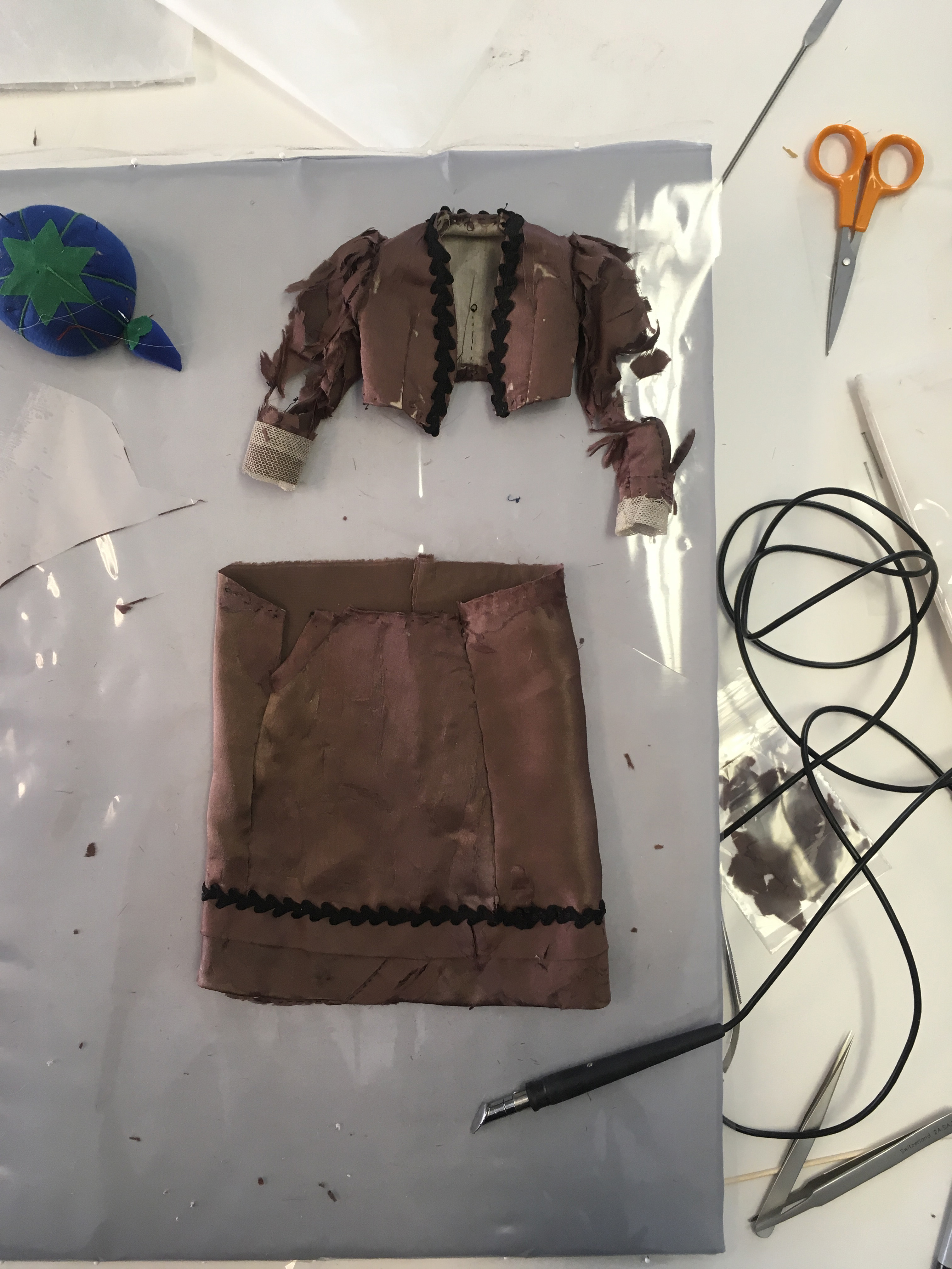 clothing of a doll in conservation