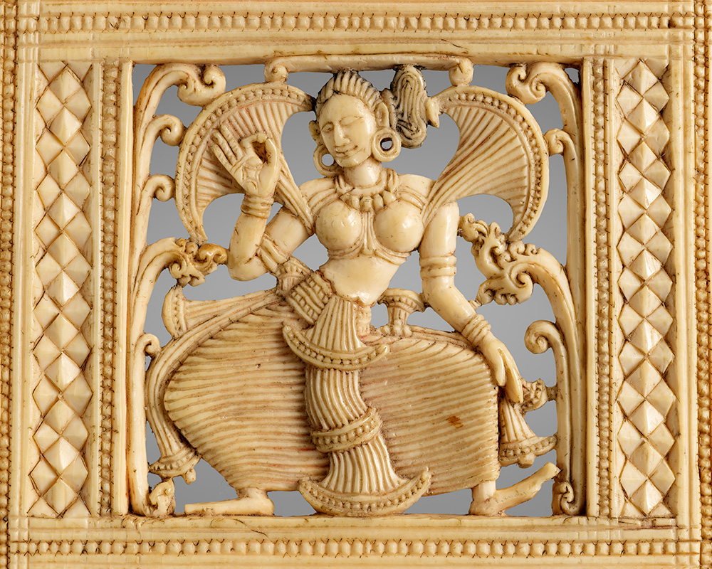 Comb with Dancing Woman, circa 1600-1700, Sri Lanka; Kandy, ivory with traces of paint, Asian Art Museum in San Francisco, The Avery Brundage Collection, B60M345