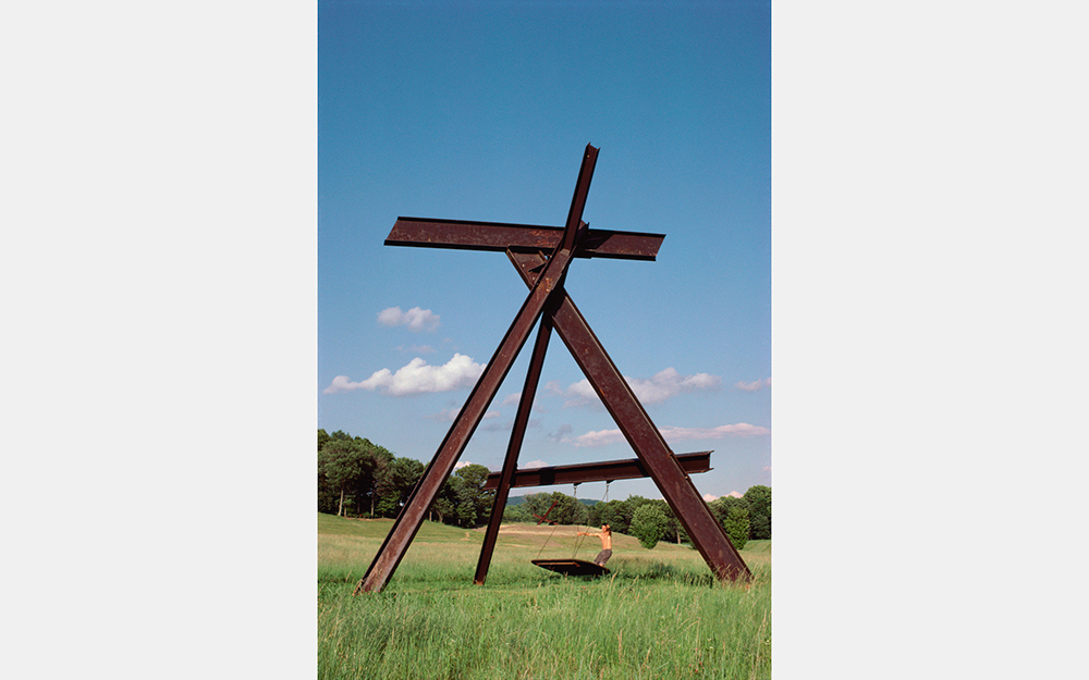 Atman, 1978–79, steel with California redwood swinging bed, Collection of Cincinnati Art Museum, photograph by George Bellamy.